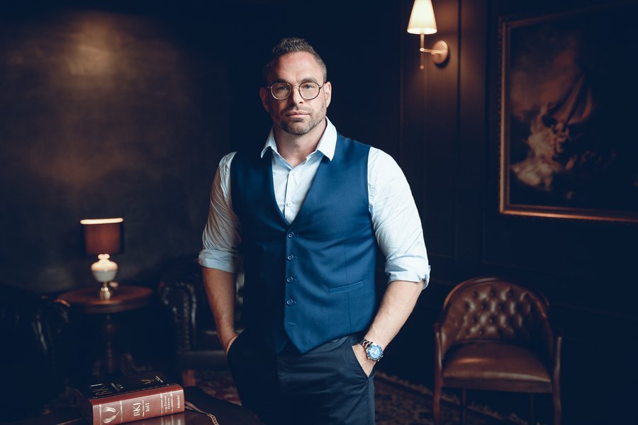 Retrato do Dr. Rafael Gallassini, de camisa branca e colete azul